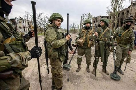 乌军工兵用无人机排雷，日落后标注地雷位置，俄军防线即将被撕裂