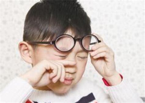 孩子近视戴眼镜，度数会越来越深？该如何治疗孩子近视？