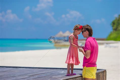 快乐的父亲和他可爱的小女儿高清图片下载-正版图片502523078-摄图网