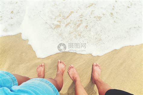 男人和女人的脚双脚站在沙滩高清图片下载-正版图片505218269-摄图网