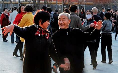 幸福的老年夫妻跳舞高清图片下载-正版图片501049234-摄图网
