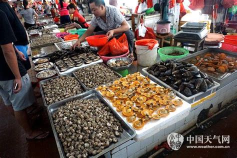 回家过年 青岛海鲜市场迎来购物高峰 38元梭子蟹 海捕大虾最畅销