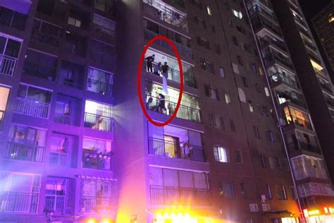 惊险！女子5楼阳台坠下，邻居4楼一把抓住！-大河新闻