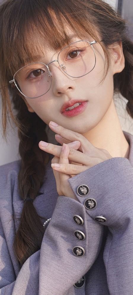 黄头发大眼镜美女手机背景图片