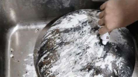 炒菜锅底的黑灰是怎么回事及怎样清洁-百度经验