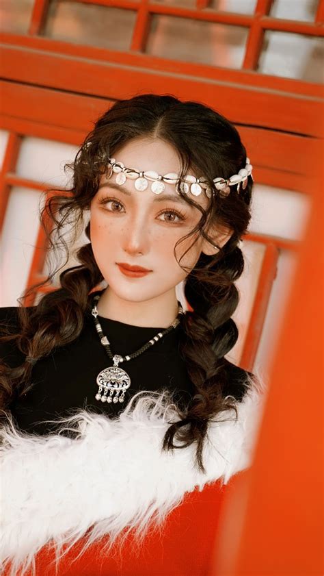 藏族妆容甜美女生头像
