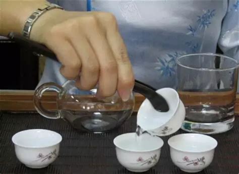 泡茶技巧：如何正确使用盖碗泡茶？盖碗泡茶方法和步骤 | 爱茶叙茶叶商城-爱茶叙私房茶官网