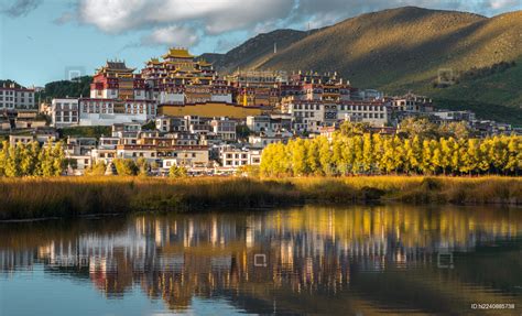 香格里拉的松赞林寺图片