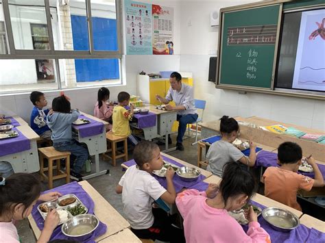 安安静静在教室用餐- 二班- 常州经开区横林小学