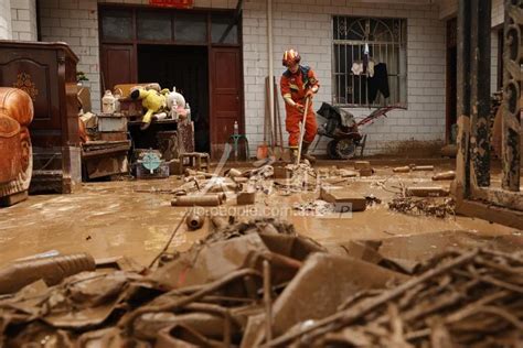 甘肃康县：强降雨导致洪涝灾害 自救工作全面展开-人民图片网