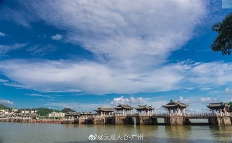 广济桥位于潮州市古城东门外，距今已有800多年的历史
