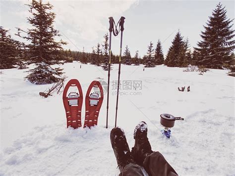 冬季步道期间的午餐时间在雪地露营和烹饪红色的雪鞋和登山杖站在雪地高清图片下载-正版图片505219729-摄图网