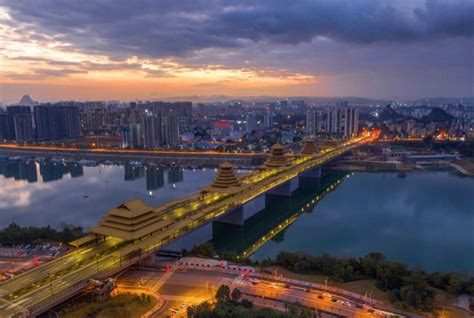 柳州之夜的柳江河，是一个流光溢彩的绚美世界_行客旅游网