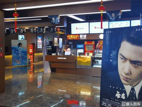 黑色3D视觉感观影院电影海报设计图片下载_红动中国