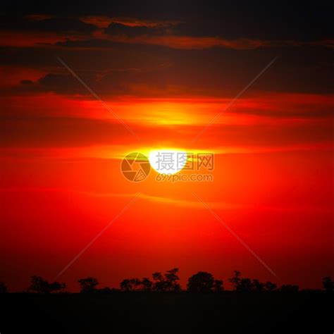 天空上明亮的红日出高清图片下载-正版图片304217591-摄图网
