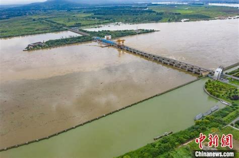 湖北丹江口水库持续泄洪 下游迎洪峰_手机新浪网