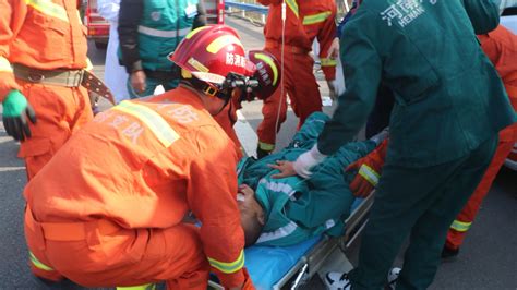 车祸现场，急救员被抬上救护车-中华网河南