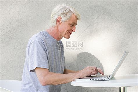 使用笔记本电脑的中年男子高清图片下载-正版图片501825133-摄图网