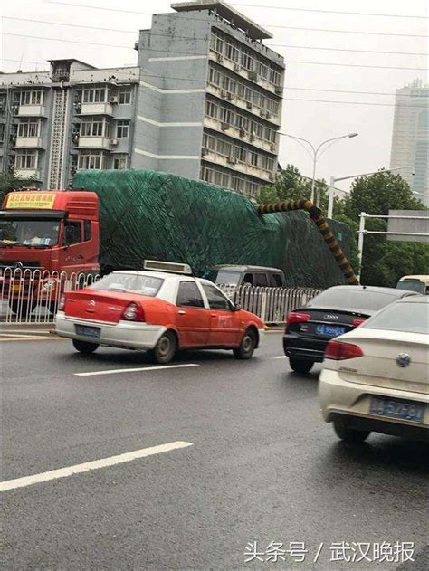 湖北武汉: 货车撞坏大东门立交限高架 致武珞路行车缓慢两小时