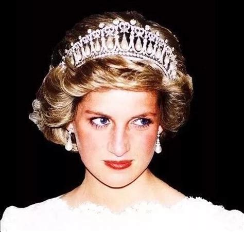 英国戴安娜王妃纪念展览：王妃的珍珠王冠和项链