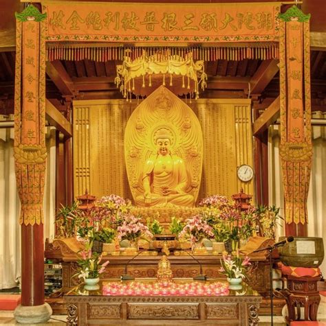 青海佛教圣地塔尔寺，每天接待上万游客，佛堂前朝拜者成众人焦点