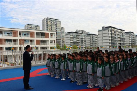 江霞小学开展一年级课堂常规展示活动，为新生扣好人生第一粒扣子