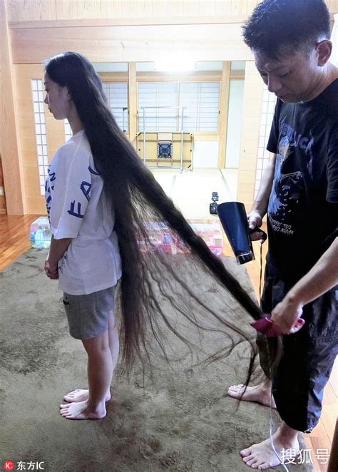 18岁女生头发长155.5厘米破世界纪录：出生后从未剪过头发