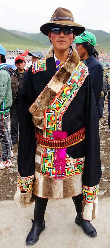 西藏当雄“当吉仁”赛马节上多彩的藏族服饰_最炫藏风_手机中国西藏网