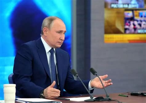 俄总统普京出席记者会 玩笔撇嘴百变表情包来袭
