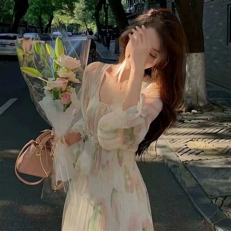 女生温柔头像带花的