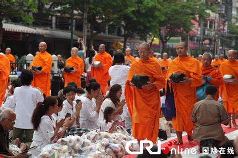 泰国欢庆“双佛节” 众多民众前往寺院斋僧诵经祈福_凤凰佛教