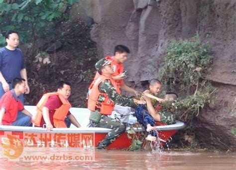 心大！汛期连日暴雨，张家界三大人仍带孩子玩皮划艇，不慎被洪水困在孤岛__凤凰网
