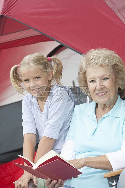 外婆和外孙女坐在帐篷外边看书 坐着看书高清图片下载-正版图片321881610-摄图网