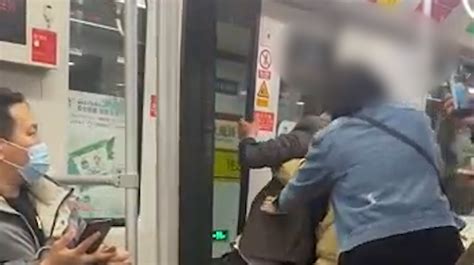 上海地铁上一男子徒手掰车门，同车厢乘客：他身上有酒味_凤凰网视频_凤凰网