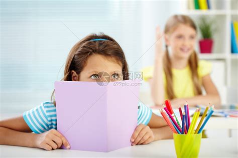 小学生在小学上课女孩看着老师俄罗斯的教育高清图片下载-正版图片503366730-摄图网