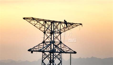 广西柳州：电力“蜘蛛人”高空施工忙-人民图片网