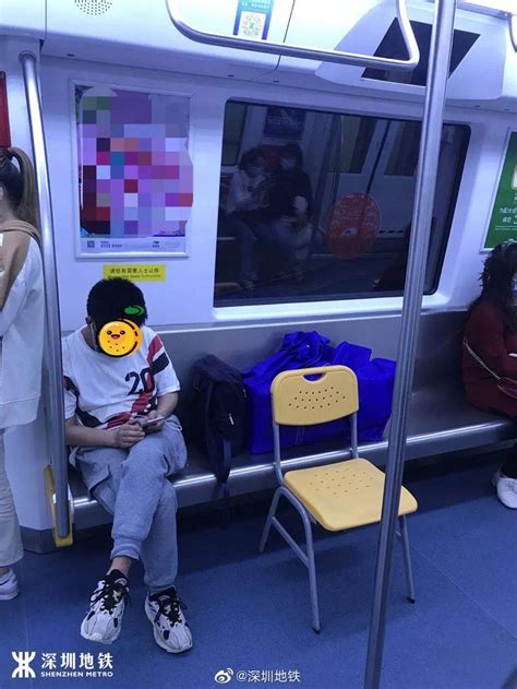 某地铁男子脱鞋横躺霸座，醒来发现......._深圳新闻网