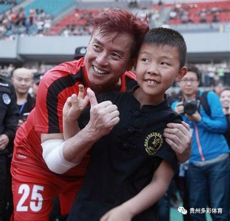 中国香港贺岁杯结束 世界明星队送上有17位球星签名的球衣_PP视频体育频道