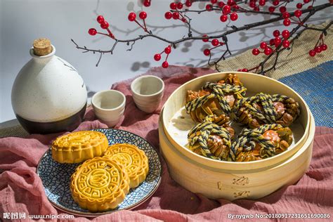 中秋节美食白天螃蟹和月饼餐桌午餐摄影图配图高清摄影大图-千库网