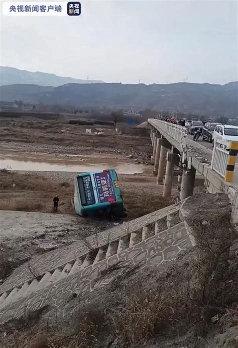 甘肃天水公交车与救护车相撞坠桥，事故致1死14伤-天下事-长沙晚报网
