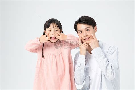 女儿和父亲做鬼脸高清图片下载-正版图片500930194-摄图网