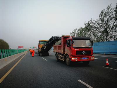 四分公司沪陕项目微表处试验路段摊铺顺利完成-工程讯息-郑州公路工程公司