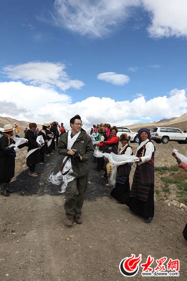 藏族同胞为采访团献哈达
