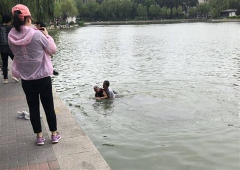 北京青年湖公园一老人落水 一小伙儿跳湖救起老人 | 北晚新视觉
