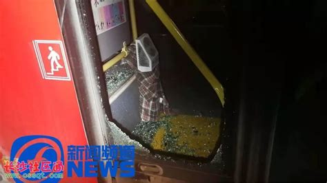 福州51路公交车发生惊人一幕 男子中途下车遭拒后 竟发狂般踹碎车门玻璃！_社会_长沙社区通