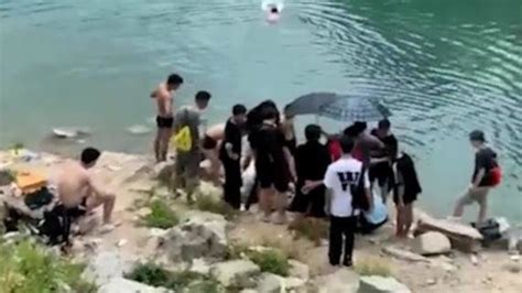 安徽歙县少年野泳不慎溺水，上岸同伴跪地人工呼吸急救_腾讯视频