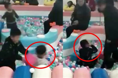行拘10日！监拍：陕西一男孩推倒女童 被对方父亲飞身肘击！_凤凰网视频_凤凰网