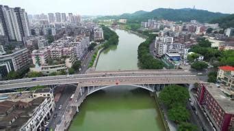 蓬江大桥桥下停车场投入使用 半小时内可免费停车_邑闻_江门广播电视台