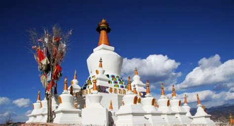 扎尕那是藏语，意为“石匣子”。是一座完整的天然“石城”……__财经头条