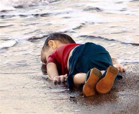 叙利亚男童偷渡溺亡 媒体:最让人心碎的照片_图片新闻-豫都网